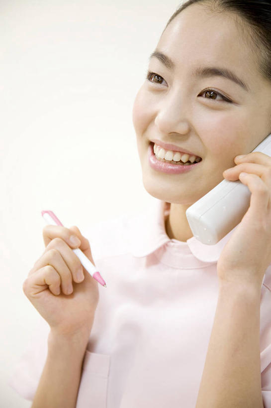 东方人,微笑,室内,白色背景,制服,商务,工作,书桌,水笔,生活方式,肖像,接待员,女人,亚洲人,年轻人,电话机,彩图,影棚拍摄,门诊部