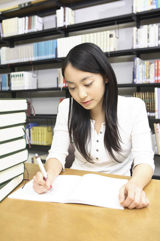东方人,少年,学生,图书馆,书房,桌子,教育,书桌,水笔,生活方式,女人,亚洲人,年轻人,书,彩图,大学