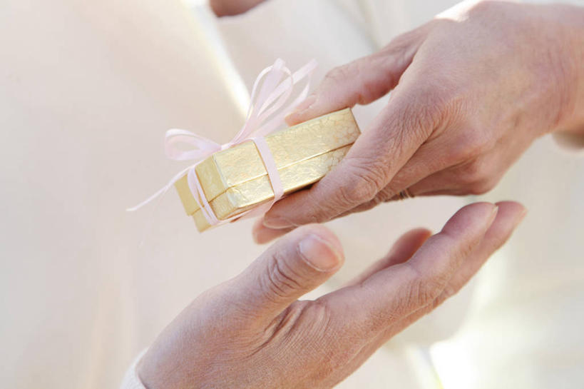 东方人,老年人,家庭,室外,礼物,缎带,盒子,温暖,温馨,一家人,金色,生活方式,和睦,退休,亚洲人,彩图,融洽