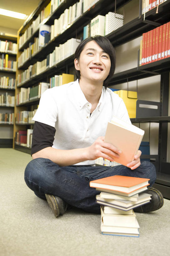 东方人,少年,学生,图书馆,微笑,书房,文字,教育,教科书,生活方式,男人,男性,亚洲人,年轻人,书,彩图,大学