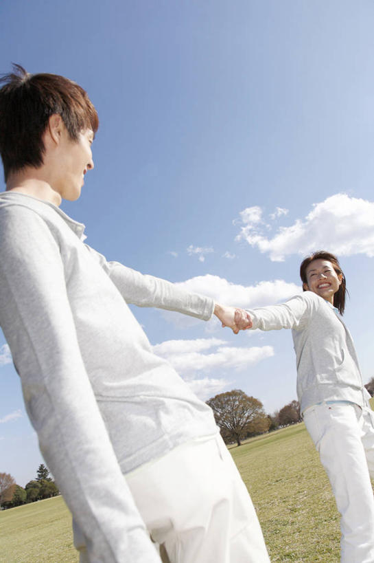 东方人,丈夫,妻子,公园,植物,云,草,树,天空,春天,生活方式,异性恋,男人,男性,女人,亚洲人,年轻人,彩图,爱