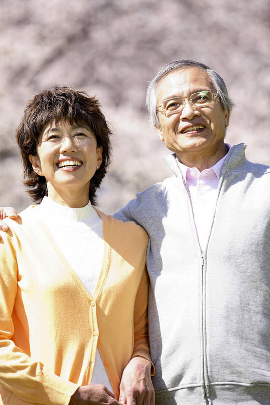 东方人,老年人,家庭,微笑,室外,植物,樱花,树,春天,温暖,温馨,一家人,生活方式,和睦,退休,异性恋,男人,男性,女人,亚洲人,彩图,爱,融洽