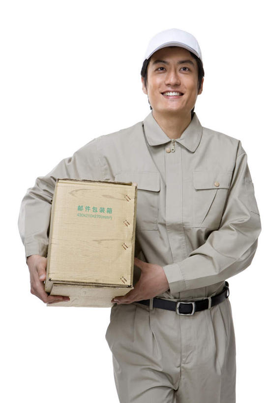 东方人,成年人,一个人,邮局,站,微笑,竖图,白色背景,正面,制服,快乐,中国,仅一个男性,包装,邮件,纸箱,通信,摄影,影棚,发送,摄影棚,东亚,可靠,信使,男人,男性,年轻男性,亚洲人,中国人,年轻人,仰头,彩图,影棚拍摄,拍摄,递送