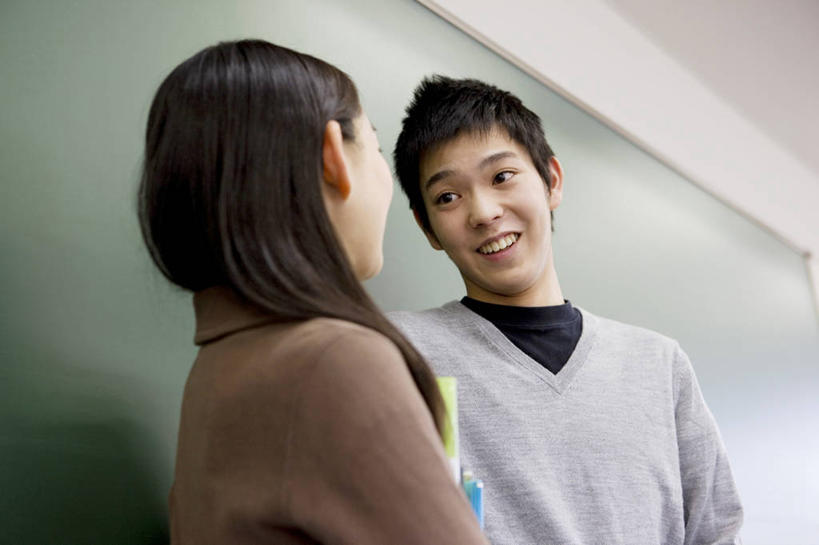 东方人,少年,笑,微笑,友谊,书房,水笔,黑板,教室,肖像,男人,男性,女人,亚洲人,年轻人,彩图