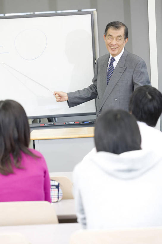 东方人,少年,中年人,学生,教师,微笑,团队,书房,桌子,椅子,教育,书桌,座位,白板,生活方式,男人,男性,女人,亚洲人,年轻人,彩图,大学