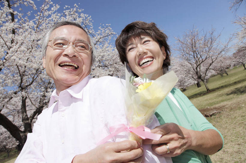 东方人,老年人,家庭,微笑,室外,植物,樱花,礼物,树,天空,花束,春天,温暖,温馨,一家人,生活方式,和睦,退休,异性恋,男人,男性,女人,亚洲人,彩图,爱,融洽