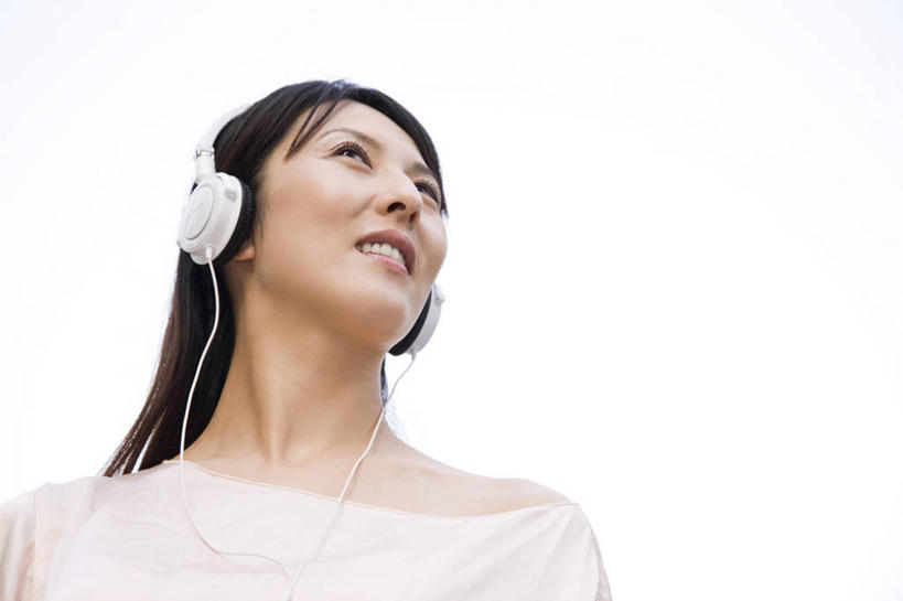 东方人,一个人,笑,微笑,室外,亚洲,音乐,听,生活方式,女人,亚洲人,年轻人,彩图