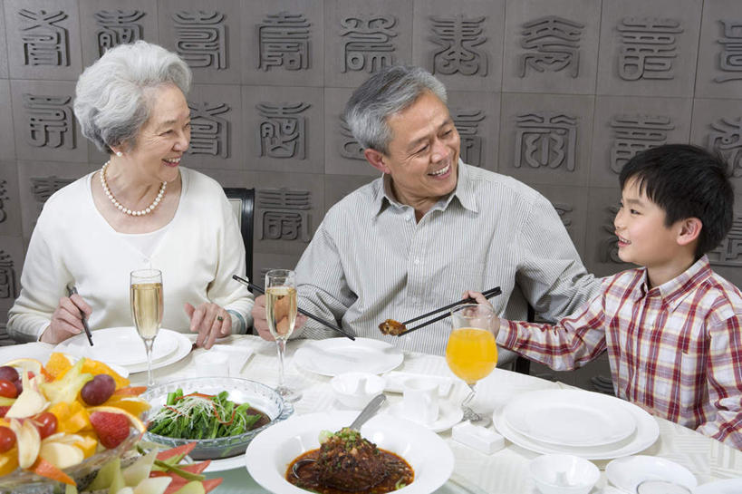 东方人,儿童,成年人,中年人,老年人,三个人,家庭,夫妻,祖父母,祖母,祖父,笑,微笑,露齿笑,横图,室内,正面,爱情,吃饭,晚餐,纯洁,分享,餐桌,筷子,北京,中国,春节,亚洲,一排,丰富,庆祝,整齐,并排,美味,饺子,浪漫,排列,小孩,转盘,香槟,温暖,温馨,一家人,汉字,恩爱,可爱,童年,童趣,恋人,摄影,和睦,享乐,膳食,队列,中国文化,童真,东亚,烂漫,无邪,健康食物,元旦,天真,老年男性,老年女性,男孩,男人,男性,女人,女性,亚洲人,中国人,孩子,夫妇,情侣,孙子,半身,彩图,餐馆,伴侣,融洽,传统文化