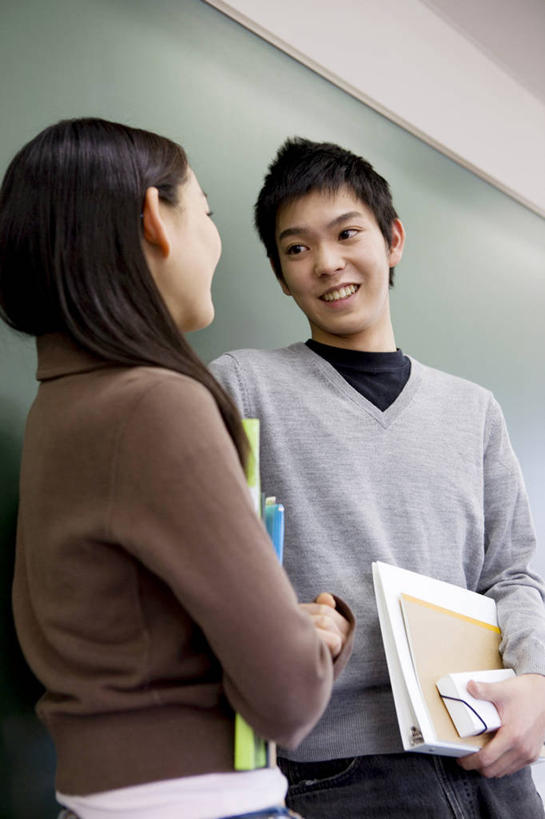 东方人,少年,笑,微笑,友谊,书房,水笔,黑板,教室,肖像,男人,男性,女人,亚洲人,年轻人,彩图