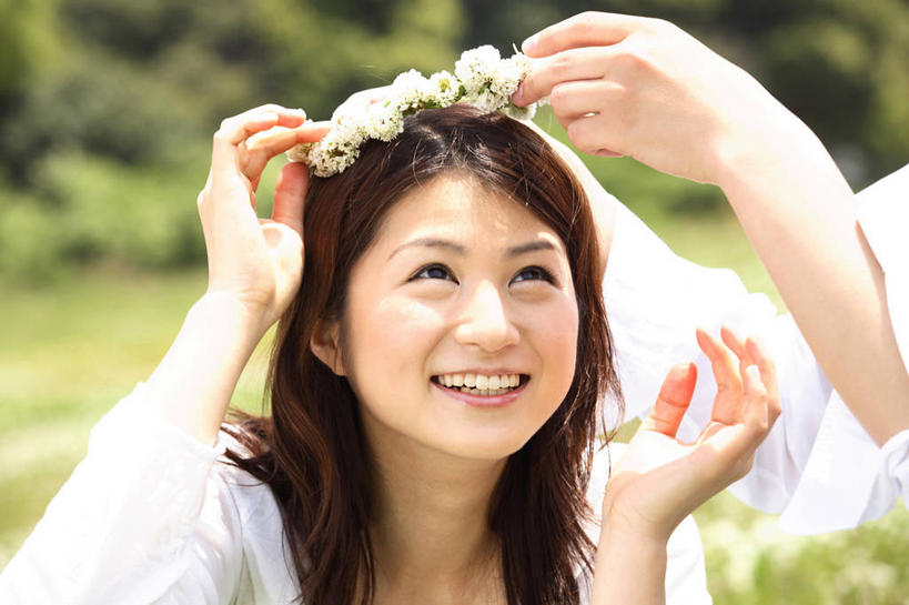 东方人,两个人,笑,微笑,室外,草地,植物,亚洲,花环,草,绿色,自然,约会,生活方式,肖像,异性恋,男人,男性,女人,亚洲人,年轻人,彩图,爱