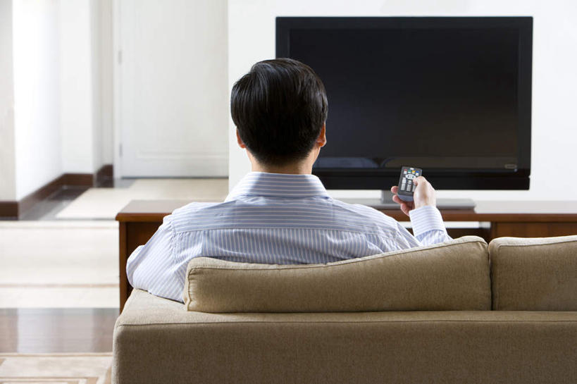 东方人,成年人,中年人,老年人,脸,头,脸颊,一个人,家庭,坐,横图,室内,技术,家具,沙发,北京,中国,亚洲,仅一个男性,公寓,拿着,肩膀,背面,遥控器,看,温暖,温馨,一家人,放松,摄影,生活方式,观看,和睦,起居室,东亚,厌倦,老年男性,男人,男性,年轻男性,亚洲人,中国人,年轻人,头部,脸部,脸蛋,面部,电视机,休闲活动,彩图,融洽,宽屏