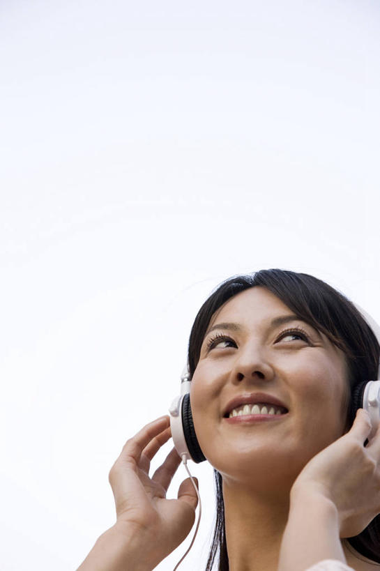 东方人,一个人,笑,微笑,室外,亚洲,音乐,听,天空,生活方式,万里无云,女人,亚洲人,年轻人,彩图