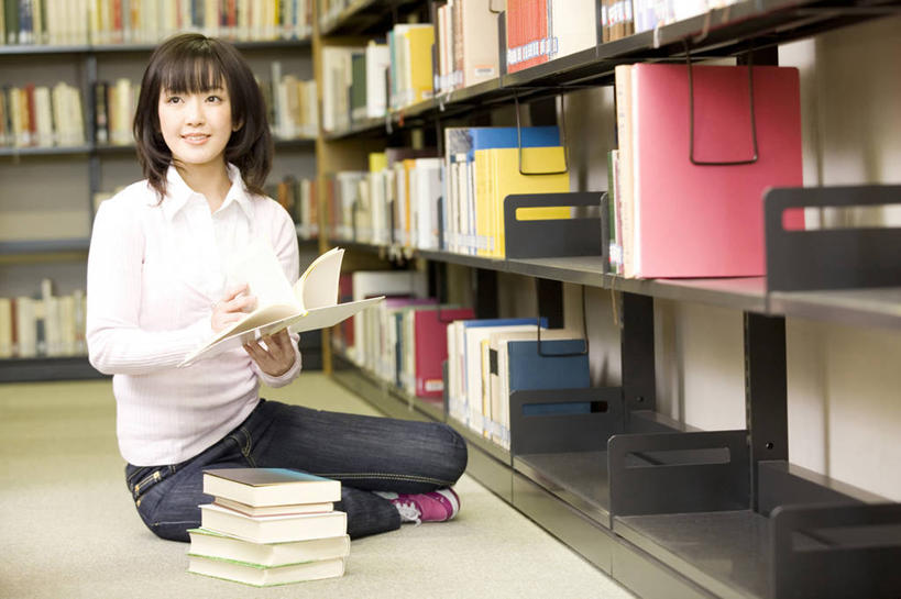 东方人,少年,学生,图书馆,微笑,教育,生活方式,肖像,女人,亚洲人,年轻人,书,彩图,大学