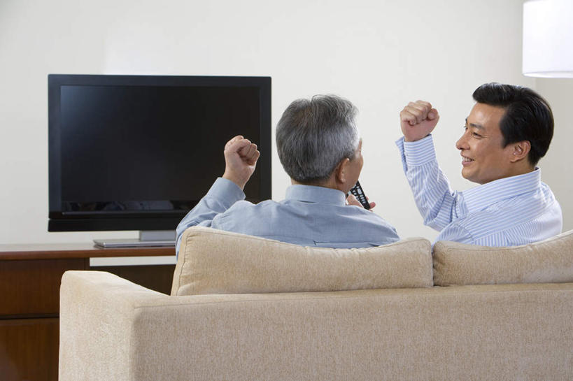 东方人,成年人,中年人,老年人,脸,头,脸颊,两个人,家庭,坐,微笑,横图,室内,游戏,竞争,技术,家具,沙发,北京,中国,亚洲,连接,剪刀,纸,公寓,肩膀,背面,温暖,温馨,一家人,放松,决定,摄影,生活方式,观看,和睦,起居室,东亚,老年男性,男人,男性,年轻男性,亚洲人,中国人,年轻人,头部,脸部,脸蛋,面部,电视机,岩石,休闲活动,彩图,融洽,宽屏