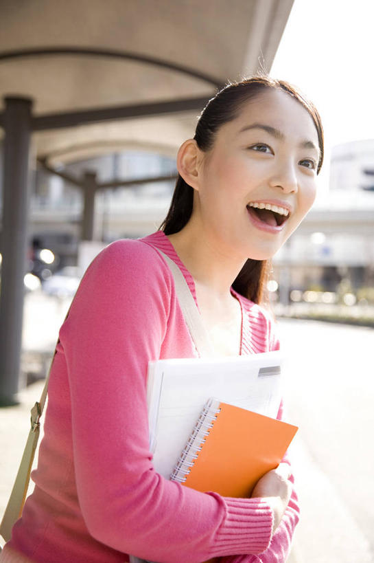 东方人,学生,微笑,纯洁,亚洲,文字,屋顶,教科书,可爱,童年,童趣,生活方式,肖像,童真,烂漫,无邪,天真,女孩,女人,亚洲人,年轻人,手臂,书,彩图,公共汽车站