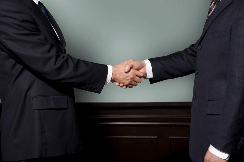 东方人,中年人,手,两个人,同事,商务人士,商务男性,办公室,站,握手,横图,室内,侧面,衬衫,商务,成功,合作,团队,集体,信心,中国,套装,正装,联系,队伍,摄影,领导,经理,成就,抵达,商务装,合伙,领袖,工薪阶层,东亚,男人,男性,中年男性,亚洲人,中国人,年轻人,白领,上班族,彩图,衬衣,办公室职员