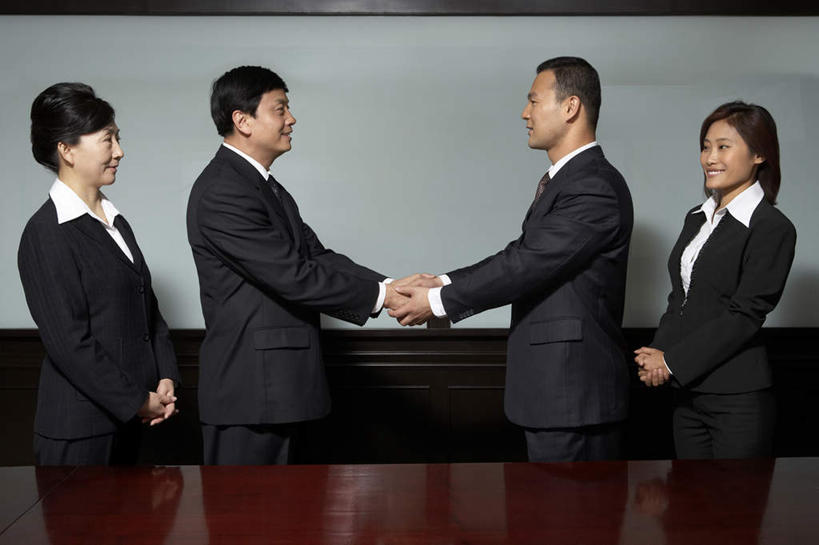 东方人,中年人,四个人,同事,商务人士,商务男性,商务女性,办公室,站,握手,微笑,横图,室内,侧面,衬衫,商务,成功,合作,团队,集体,信心,中国,套装,正装,联系,队伍,摄影,领导,经理,成就,抵达,商务装,合伙,领袖,工薪阶层,东亚,男人,男性,女人,女性,中年男性,中年女性,亚洲人,中国人,年轻人,白领,上班族,彩图,衬衣,办公室职员