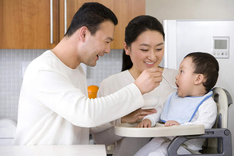 东方人,婴儿,儿童,中年人,三个人,家庭,父母,父亲,儿子,站,坐,吃,微笑,横图,室内,白天,侧面,快乐,幸福,纯洁,中国,连接,高脚椅,小孩,汤匙,碗,温暖,温馨,一家人,面对面,可爱,童年,摄影,活泼,协助,和睦,享乐,关爱,宝宝,东亚,纯真,烂漫,无邪,喂养,开端,伶俐,天真,男性,女人,女性,亚洲人,中国人,孩子,半身,彩图,融洽