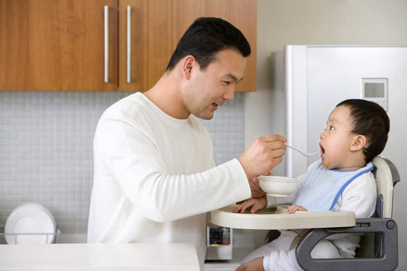 东方人,婴儿,儿童,中年人,两个人,家庭,父母,父亲,儿子,坐,吃,微笑,横图,室内,白天,侧面,满意,纯洁,中国,连接,高脚椅,小孩,汤匙,碗,张嘴,温暖,温馨,父子,一家人,可爱,童年,摄影,活泼,协助,和睦,享乐,关爱,宝宝,肖像,张大嘴巴,东亚,纯真,烂漫,无邪,喂养,开端,伶俐,天真,男性,亚洲人,中国人,孩子,张开嘴,半身,彩图,融洽