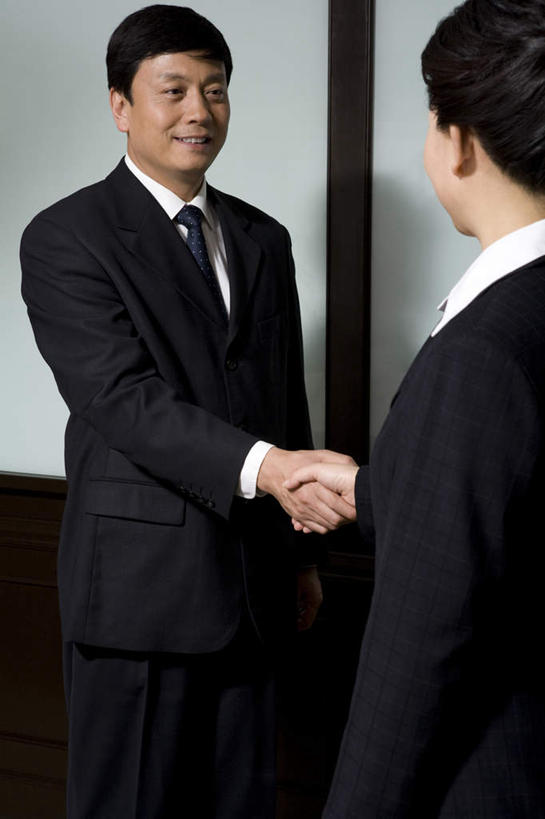 东方人,中年人,两个人,同事,商务人士,商务男性,商务女性,办公室,站,握手,微笑,竖图,室内,侧面,衬衫,商务,成功,合作,团队,集体,信心,中国,套装,正装,联系,队伍,摄影,领导,经理,成就,抵达,商务装,合伙,领袖,工薪阶层,东亚,男人,男性,女人,女性,中年男性,中年女性,亚洲人,中国人,年轻人,白领,上班族,彩图,衬衣,办公室职员