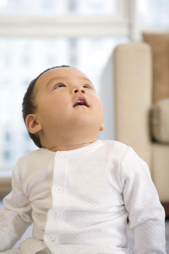 东方人,婴儿,儿童,一个人,坐,竖图,室内,白天,正面,纯洁,窗户,中国,仅一个人,联系,小孩,可爱,童年,摄影,活泼,起居室,宝宝,东亚,纯真,烂漫,无邪,开端,伶俐,天真,男性,亚洲人,中国人,孩子,仰头,坐着,半身,彩图,好奇心