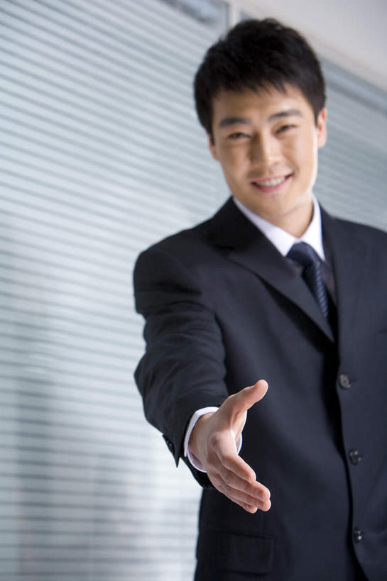 东方人,中年人,手,一个人,同事,商务人士,商务男性,办公室,站,握手,微笑,横图,室内,正面,衬衫,商务,快乐,成功,合作,团队,集体,信心,中国,仅一个男性,套装,正装,走廊,联系,队伍,同意,摄影,领导,经理,成就,问候,商务装,合伙,领袖,工薪阶层,东亚,男人,男性,中年男性,亚洲人,中国人,年轻人,白领,上班族,半身,彩图,衬衣,办公室职员