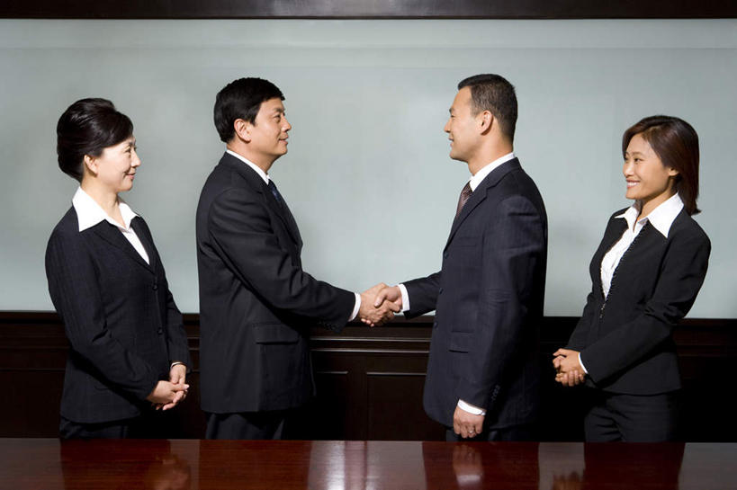 东方人,中年人,四个人,同事,办公室,站,握手,微笑,横图,室内,侧面,商务,成功,合作,团队,集体,信心,中国,套装,正装,联系,队伍,同意,摄影,领导,成就,抵达,合伙,领袖,东亚,男人,男性,女人,女性,中年女性,亚洲人,中国人,年轻人,彩图