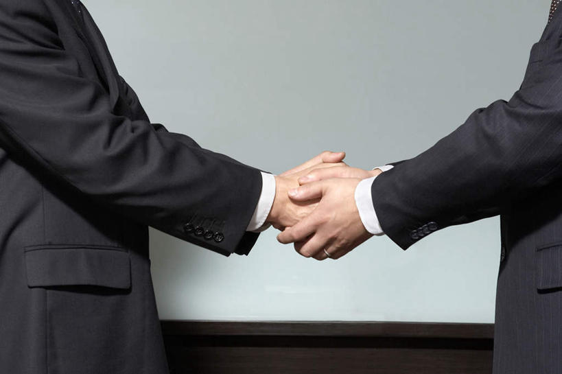 东方人,中年人,两个人,同事,商务人士,商务男性,办公室,站,握手,横图,室内,侧面,衬衫,商务,成功,合作,团队,集体,信心,中国,套装,正装,联系,队伍,摄影,领导,经理,成就,抵达,商务装,合伙,领袖,工薪阶层,东亚,男人,男性,中年男性,亚洲人,中国人,年轻人,白领,上班族,彩图,衬衣,办公室职员