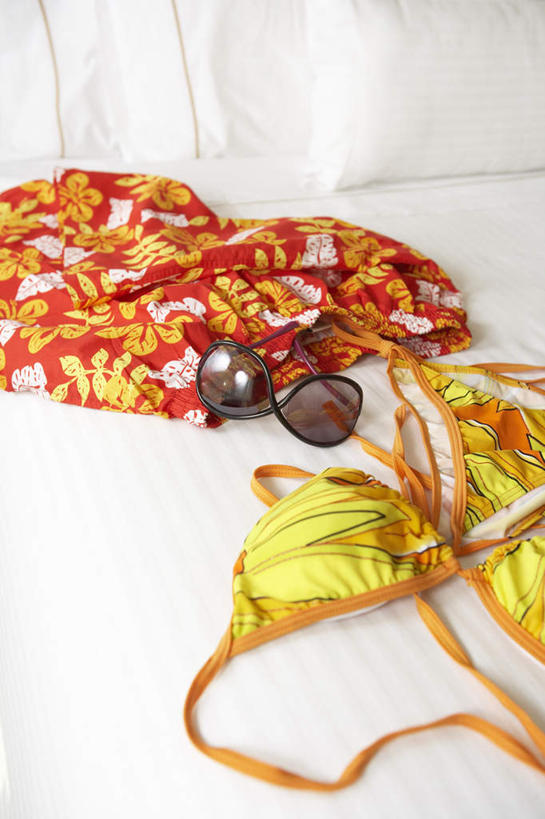 无人,横图,俯视,室内,泳装,比基尼,度假,床,卧室,酒店,中国,泳裤,浪漫,太阳镜,枕头,休闲,舒服,放松,摄影,生活方式,宁静,享乐,华贵,东亚,休闲活动,彩图,高角度拍摄
