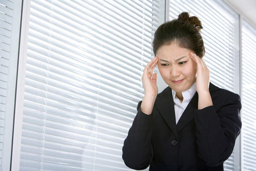 东方人,中年人,一个人,商务人士,商务女性,办公室,站,竖图,室内,正面,商务,中国,仅一个女性,套装,正装,走廊,思考,摄影,头痛,专心,忧虑,商务装,工薪阶层,东亚,女人,女性,中年女性,亚洲人,中国人,年轻人,白领,上班族,半身,彩图,办公室职员