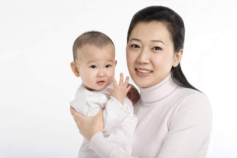 东方人,婴儿,儿童,脸,头,脸颊,两个人,家庭,母亲,女儿,儿子,微笑,留白,白色背景,正面,纯洁,拿着,肩膀,小孩,母女,可爱,活泼,生长,宝宝,纯真,烂漫,无邪,发展,开端,伶俐,天真,女人,女性,亚洲人,中国人,孩子,年轻人,头部,脸部,脸蛋,面部,拥抱,彩图,影棚拍摄,弱点