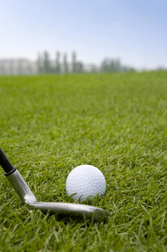 室外,特写,白天,运动,北京,中国,亚洲,挥杆,高尔夫球,草,绿色,休闲,击打,高尔夫球杆,东亚,万里无云,高尔夫球运动,休闲活动,彩图