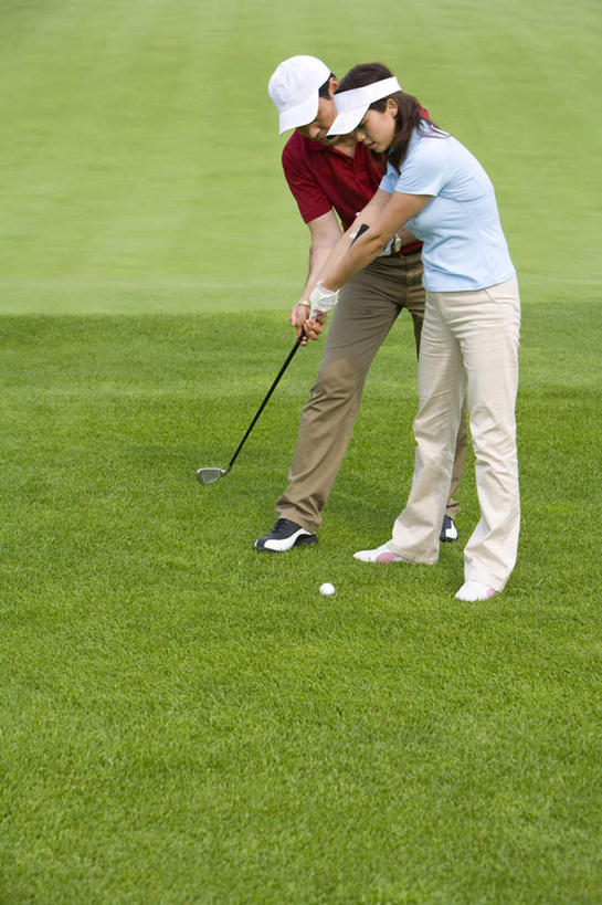 东方人,成年人,中年人,老年人,两个人,丈夫,妻子,运动员,站,室外,白天,正面,运动服,度假,快乐,幸福,运动,团队,北京,中国,亚洲,摇摆,高尔夫球,表格,训练,拿着,高尔夫球场,草,绿色,教,休闲,放松,乐趣,击打,财富,生活方式,协助,支撑,专心,高尔夫球杆,享乐,练习,华贵,决心,求助,渴望,东亚,异性恋,体育活动,高尔夫球运动,老年男性,男人,男性,女人,女性,中年女性,亚洲人,中国人,休闲活动,彩图