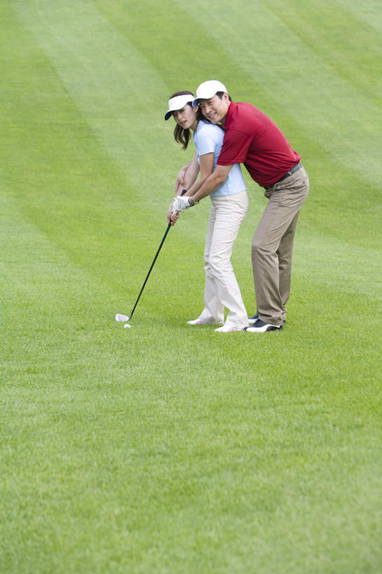 东方人,成年人,中年人,老年人,两个人,丈夫,妻子,运动员,站,微笑,室外,白天,正面,运动服,度假,快乐,幸福,运动,团队,北京,中国,亚洲,摇摆,高尔夫球,表格,训练,拿着,高尔夫球场,草,绿色,教,休闲,放松,乐趣,击打,财富,生活方式,协助,支撑,专心,高尔夫球杆,享乐,练习,华贵,决心,求助,渴望,东亚,异性恋,体育活动,高尔夫球运动,老年男性,男人,男性,女人,女性,中年女性,亚洲人,中国人,休闲活动,彩图