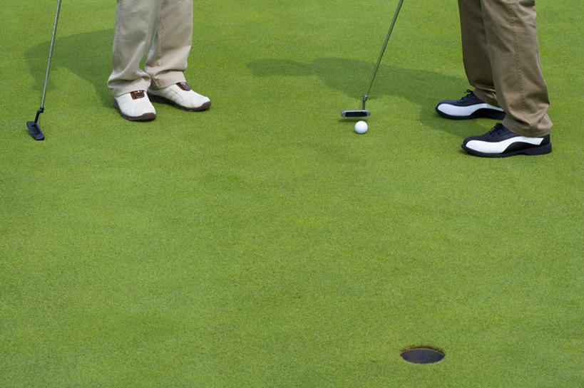 成年人,两个人,运动员,室外,留白,锻炼,运动,竞争,北京,中国,亚洲,高尔夫球,球洞,高尔夫球场,草,休闲,放松,准确,高尔夫球杆,瞄准,挑战,东亚,技能,体育活动,高尔夫球运动,老年男性,男人,男性,休闲活动,彩图