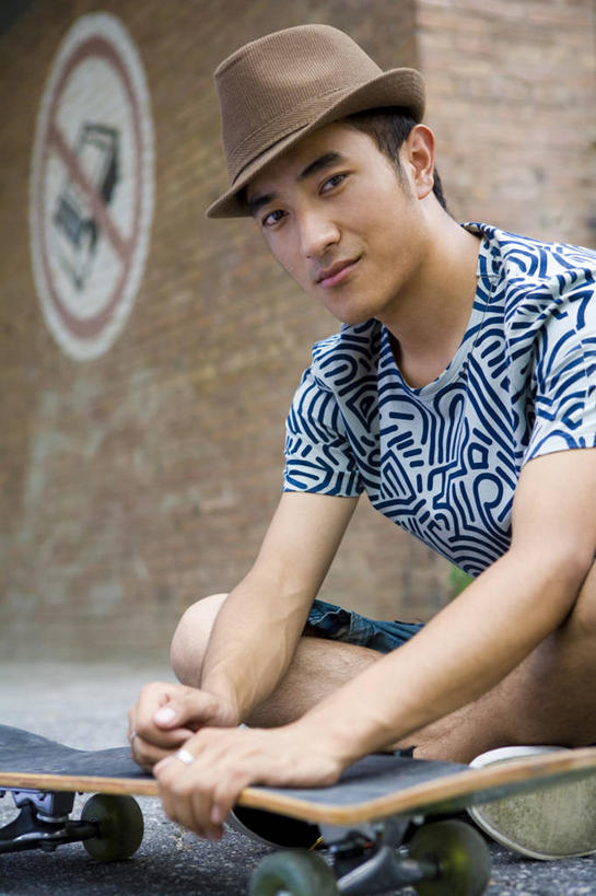 东方人,成年人,一个人,坐,白天,正面,时尚,帽子,北京,中国,亚洲,仅一个男性,仅一个人,拿着,仅一个年轻男性,个性,生活方式,滑板,酷,肖像,东亚,男人,男性,年轻男性,亚洲人,中国人,年轻人,彩图,长度