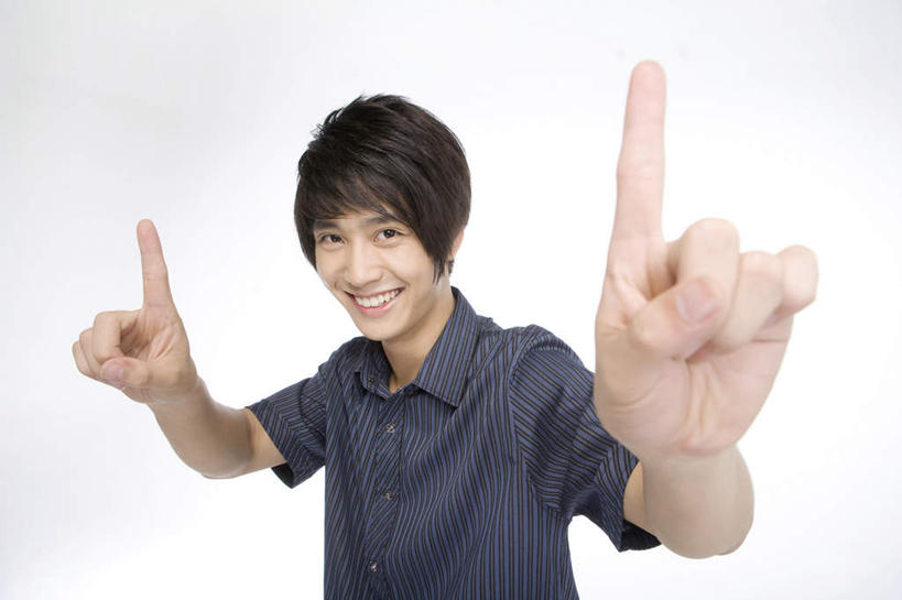 东方人,成年人,一个人,举,笑,微笑,露齿笑,白色背景,正面,时尚,快乐,满意,幸福,第一名,仅一个男性,仅一个人,指,拿着,指点,休闲装,仅一个年轻男性,手势,托,休闲,手指,乐趣,摄影,影棚,生活方式,酷,享乐,指向,食指,摄影棚,肖像,无忧无虑,男人,男性,年轻男性,亚洲人,中国人,年轻人,休闲活动,举起,举手,举着,向上举,向上伸,向上托,半身,彩图,影棚拍摄,拍摄,打手势