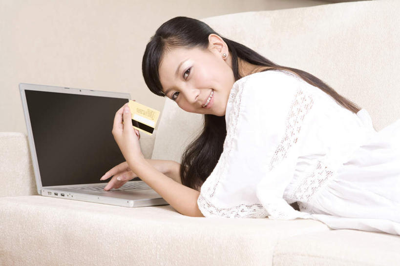 东方人,成年人,脸,头,脸颊,一个人,家庭,躺,笑,微笑,露齿笑,室内,白天,侧面,购物,快乐,满意,信用卡,消费,笔记本电脑,互联网,沙发,中国,仅一个年轻女性,仅一个女性,仅一个人,敲打,输入,肩膀,打字,趴着,温暖,温馨,一家人,零售,想,点击,敲击,和睦,便利,舒适,网上银行,网上冲浪,东亚,无线电技术,按键,计算机,年轻女性,女人,女性,亚洲人,中国人,年轻人,头部,脸部,脸蛋,面部,电子商务,彩图,融洽