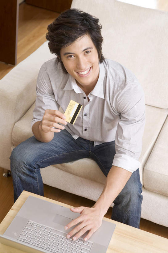 东方人,成年人,一个人,家庭,笑,微笑,露齿笑,俯视,室内,白天,购物,信用卡,消费,笔记本电脑,互联网,沙发,中国,仅一个男性,仅一个人,敲打,联系,输入,仅一个年轻男性,打字,休闲,温暖,温馨,一家人,零售,想,生活方式,点击,敲击,和睦,便利,起居室,舒适,享乐,购买,网上银行,网上冲浪,东亚,无线电技术,按键,计算机,男人,男性,年轻男性,亚洲人,年轻人,电子商务,半身,彩图,高角度拍摄,融洽,白色人种,朝鲜族