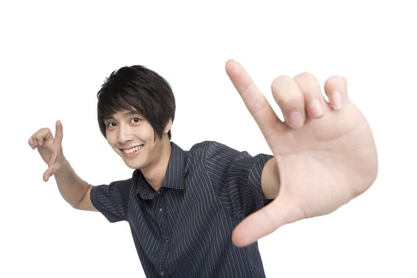 东方人,成年人,一个人,举,笑,微笑,露齿笑,白色背景,正面,时尚,快乐,满意,幸福,第一名,仅一个男性,仅一个人,指,拿着,指点,休闲装,仅一个年轻男性,手势,托,休闲,手指,乐趣,摄影,影棚,生活方式,酷,享乐,指向,食指,摄影棚,肖像,无忧无虑,男人,男性,年轻男性,亚洲人,中国人,年轻人,休闲活动,举起,举手,举着,向上举,向上伸,向上托,半身,彩图,影棚拍摄,拍摄,打手势