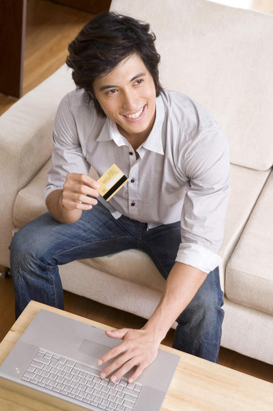 东方人,成年人,一个人,家庭,笑,微笑,露齿笑,俯视,室内,白天,购物,信用卡,消费,笔记本电脑,互联网,沙发,中国,仅一个男性,仅一个人,敲打,联系,注视,输入,仅一个年轻男性,打字,观察,看,休闲,温暖,温馨,一家人,零售,想,斜视,生活方式,观看,点击,敲击,和睦,察看,便利,起居室,舒适,享乐,鄙视,购买,关注,网上银行,网上冲浪,东亚,藐视,讽刺,蔑视,嘲笑,无线电技术,按键,计算机,男人,男性,年轻男性,亚洲人,年轻人,电子商务,半身,彩图,高角度拍摄,融洽,白色人种,朝鲜族