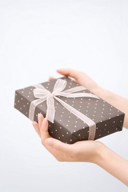 手,特写,礼物,包装,缎带,圣诞礼物,拿着,盒子,惊奇,彩图,影棚拍摄,给予