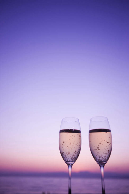 室外,留白,日落,静物,酒类,浪漫,饮食,酒,饮料,两个,黄昏,香槟,放松,华贵,香槟杯,万里无云,彩图,爱
