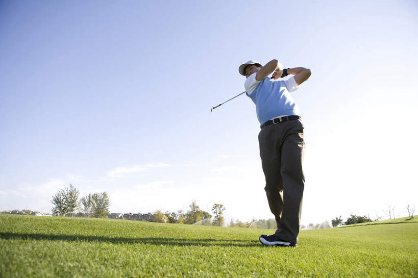 一个人,室外,白天,侧面,锻炼,运动,北京,中国,亚洲,仅一个男性,仅一个人,挥杆,摇摆,训练,休闲装,高尔夫球场,仅一个年轻男性,天空,放松,乐趣,专心,高尔夫球杆,享乐,东亚,高尔夫球运动,男人,男性,年轻男性,中国人,年轻人,休闲活动,彩图,欢乐