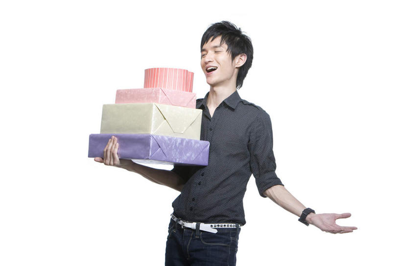 东方人,成年人,一个人,站,笑,微笑,露齿笑,白色背景,正面,衬衫,时尚,快乐,兴奋,幸福,消费,礼物,仅一个男性,仅一个人,包装,包装纸,商品,拿着,牛仔裤,休闲装,刺激,盒子,仅一个年轻男性,休闲,零售,摄影,影棚,生活方式,酷,享乐,摄影棚,华贵,生日礼物,肖像,男人,男性,年轻男性,亚洲人,中国人,年轻人,休闲活动,彩图,影棚拍摄,拍摄