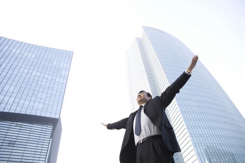 东方人,成年人,中年人,老年人,一个人,商务人士,商务男性,举,笑,微笑,露齿笑,室外,留白,正面,衬衫,商务,快乐,骄傲,成功,信心,城市,建筑,摩天大楼,北京,中国,亚洲,仅一个男性,仅一个人,仅一个中年男性,套装,领带,首都,方向,托,向上看,职业,办公大楼,财富,灵感,享乐,经理,都市风光,决心,商务装,梦想,市区,工薪阶层,渴望,东亚,责任,金融区,老年男性,男人,男性,中年男性,亚洲人,中国人,白领,上班族,举起,举手,举着,向上举,向上伸,向上托,张开手臂,半身,彩图,衬衣,北京CBD,首席执行官,了解