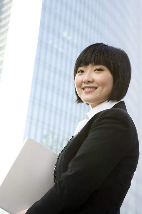 东方人,成年人,一个人,商务人士,商务女性,笑,微笑,露齿笑,室外,正面,侧面,仰视,商务,幸福,成功,信心,笔记本电脑,城市,建筑,摩天大楼,北京,中国,亚洲,仅一个年轻女性,仅一个女性,仅一个人,下班,套装,首都,联系,拿着,方向,职业,办公大楼,便利,专心,享乐,都市风光,决心,商务装,市区,工薪阶层,渴望,东亚,无线电技术,金融区,计算机,年轻女性,女人,女性,亚洲人,中国人,年轻人,白领,上班族,半身,彩图,低角度拍摄,北京CBD,办公室职员,了解