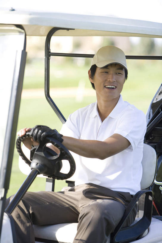 一个人,微笑,室外,白天,正面,幸福,运动,北京,中国,亚洲,仅一个男性,仅一个人,休闲装,高尔夫球场,仅一个年轻男性,放松,乐趣,享乐,驾车,东亚,高尔夫球车,高尔夫球包,高尔夫球运动,男人,男性,年轻男性,中国人,年轻人,休闲活动,半身,彩图,欢乐