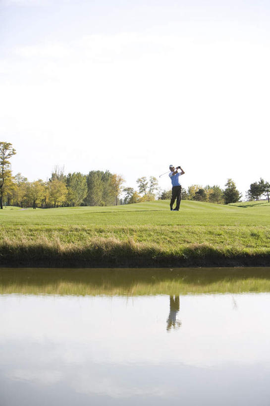 一个人,室外,白天,正面,锻炼,运动,北京,中国,亚洲,仅一个男性,仅一个人,挥杆,摇摆,池塘,训练,休闲装,高尔夫球场,仅一个年轻男性,放松,乐趣,专心,高尔夫球杆,享乐,东亚,高尔夫球运动,男人,男性,年轻男性,中国人,年轻人,休闲活动,彩图,欢乐