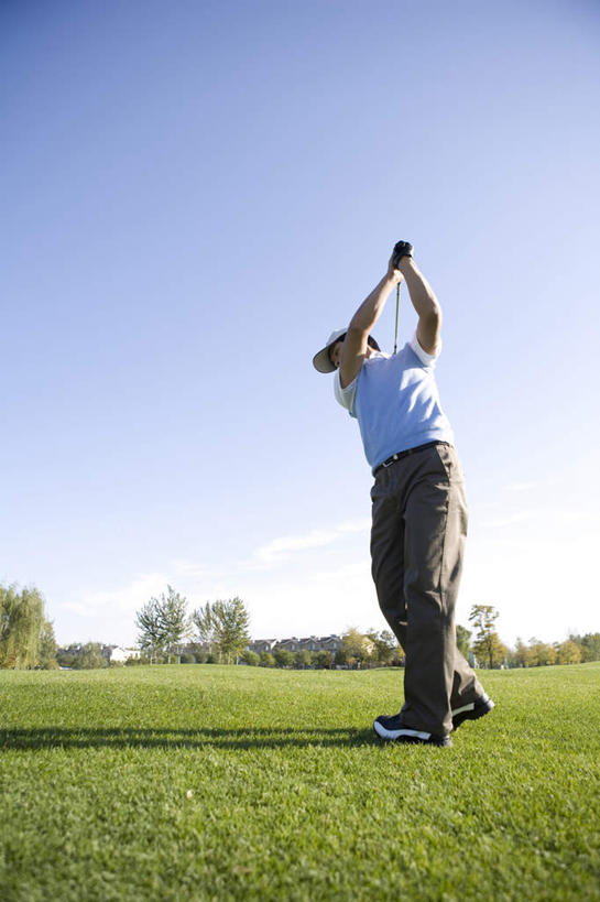 一个人,室外,白天,侧面,锻炼,运动,北京,中国,亚洲,仅一个男性,仅一个人,挥杆,摇摆,训练,休闲装,高尔夫球场,仅一个年轻男性,天空,放松,乐趣,专心,高尔夫球杆,享乐,东亚,高尔夫球运动,男人,男性,年轻男性,中国人,年轻人,休闲活动,彩图,欢乐